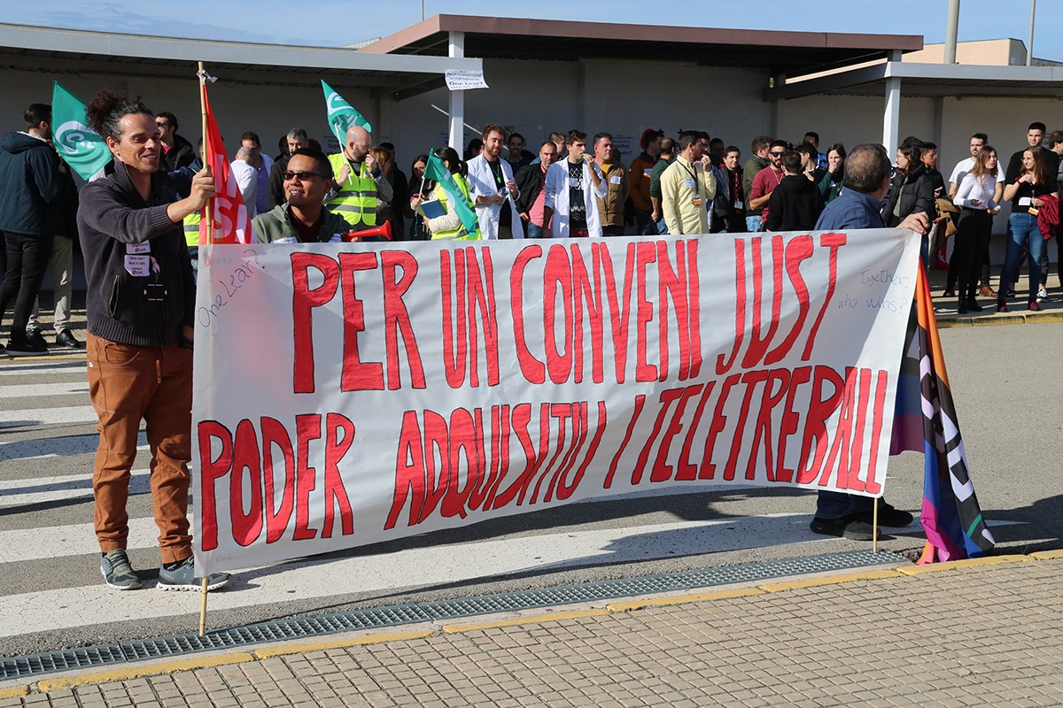 Imatge d'arxiu d'enginyers treballadors de Lear de Valls protestant a les portes de la fàbrica.