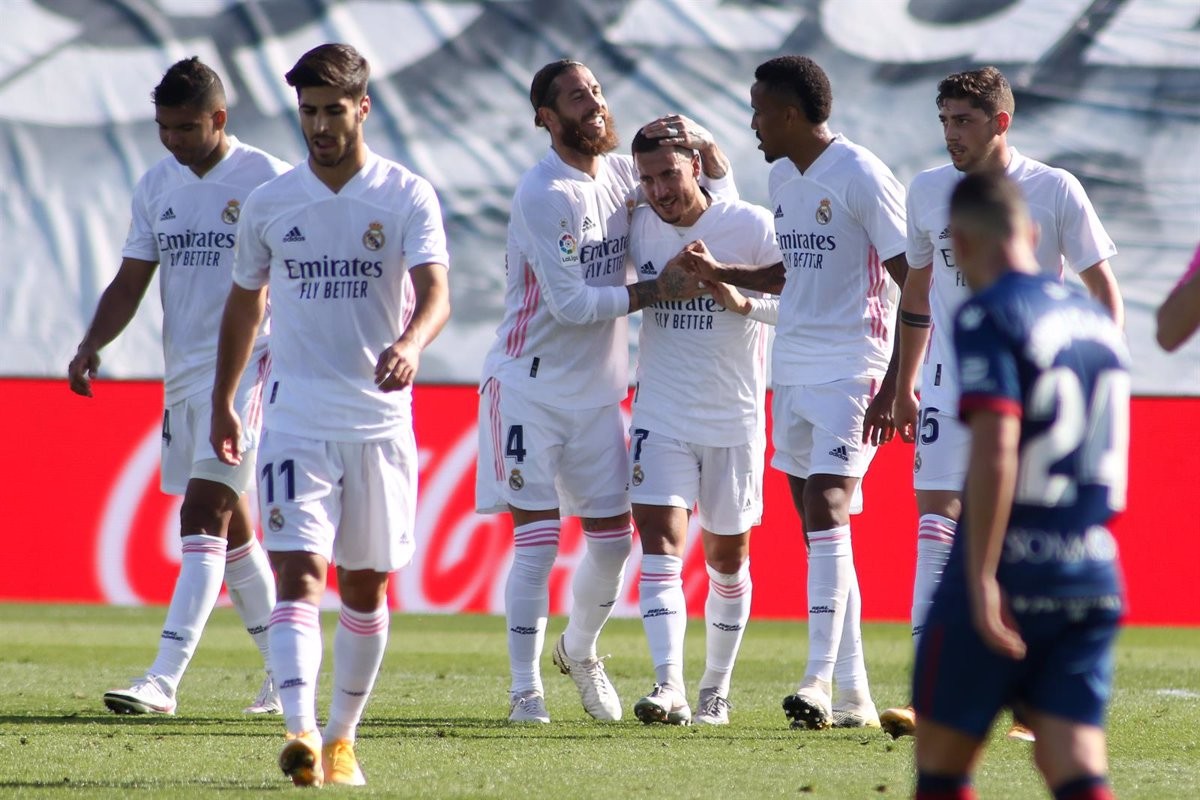 Jugadors del Reial Madrid celebrant un gol, entre ells Eden Hazard