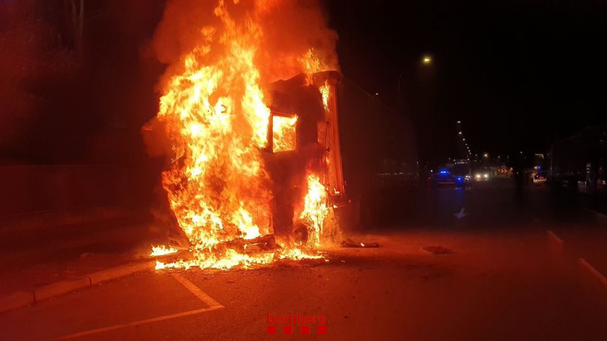 El camió en flames, al carrer Ca n'Alzina