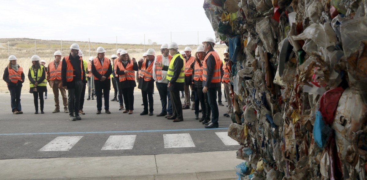Autoritats visitant el nou centre de residus