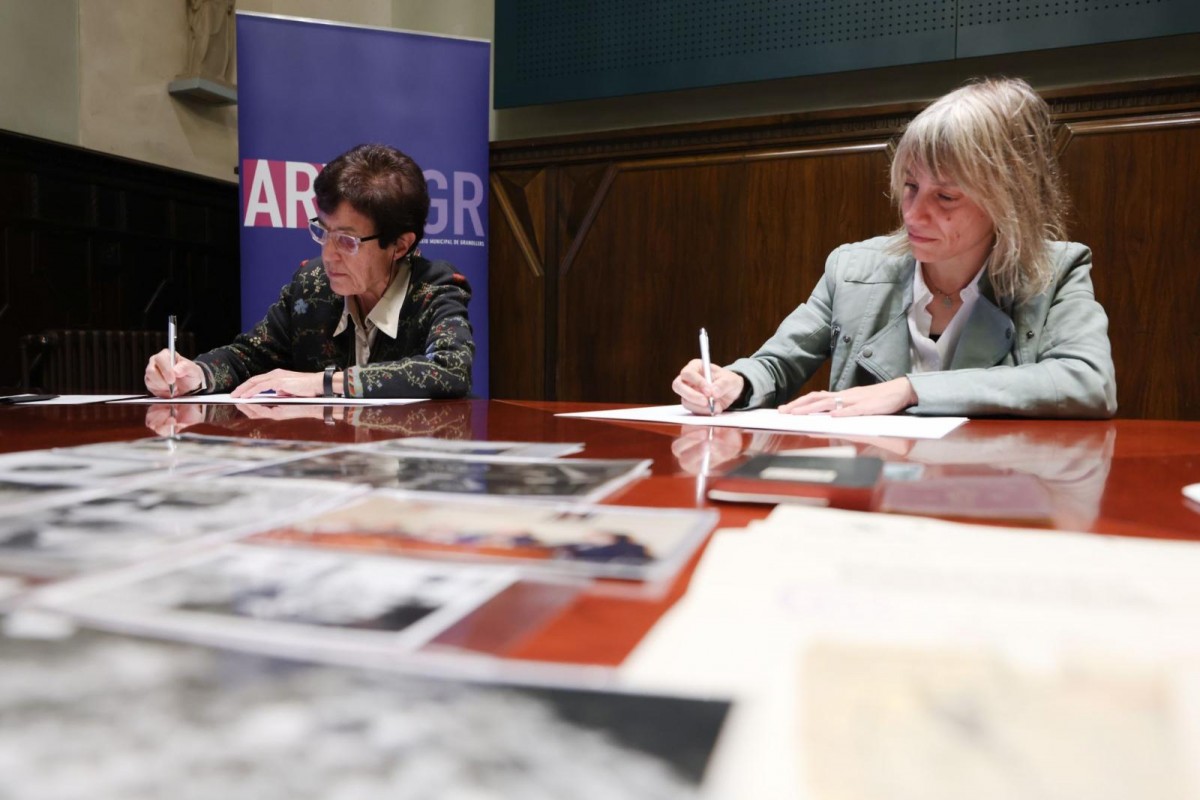 Marta Estrada, filla dels arqueòlegs i Alba Barnusell, alcaldessa de Granollers, signant el contracte del fons documental de Josep Estrada i Feli Miyares