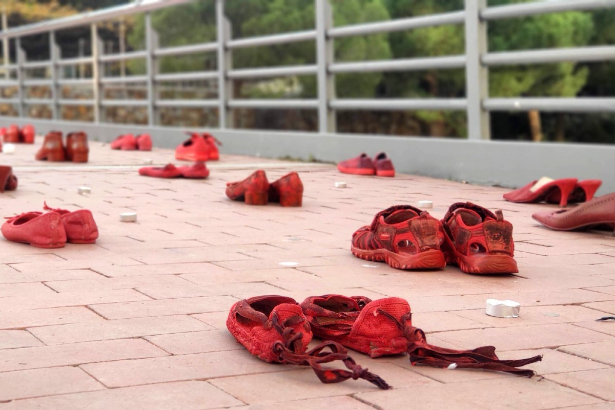 Diversos parells de sabates al llarg del pont  del Parc Catalunya 