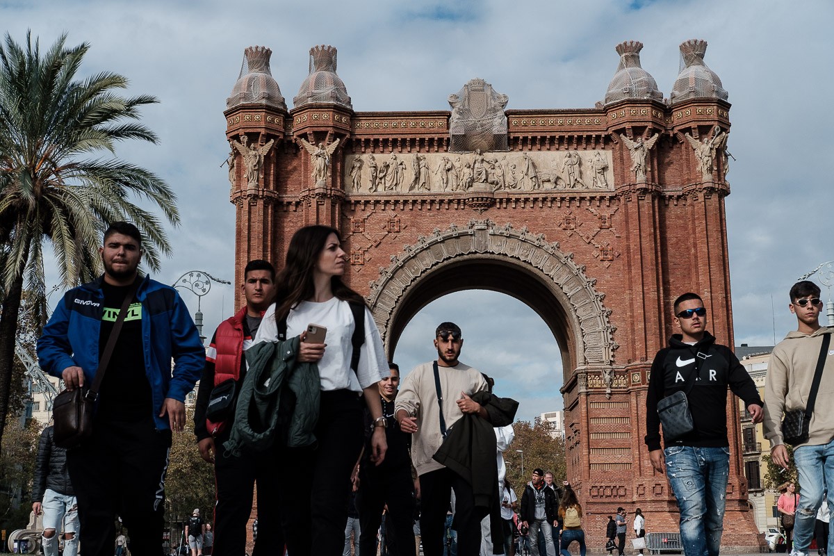 Gent passejant per l'Arc de Triomf de Barcelona