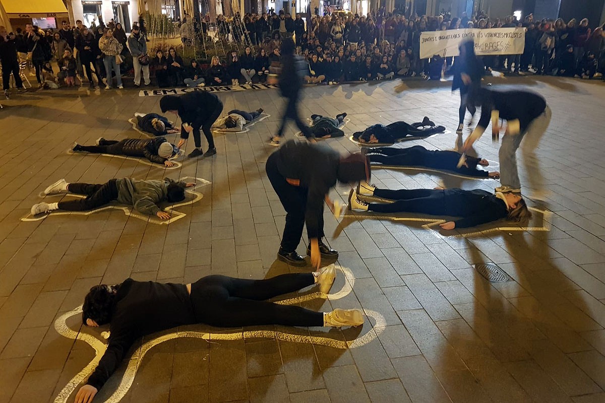 Siluetes pintades a la plaça Major han reivindicat les víctimes del masclisme