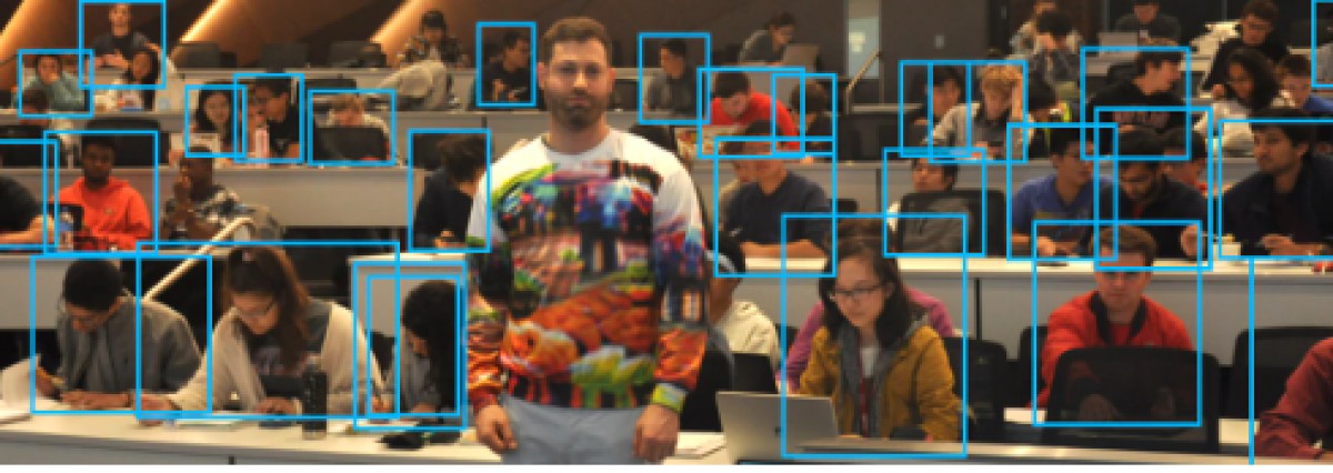 La intel·ligència artificial reconeix totes les cares de la fotografia, menys la de l'home que duu el jersei