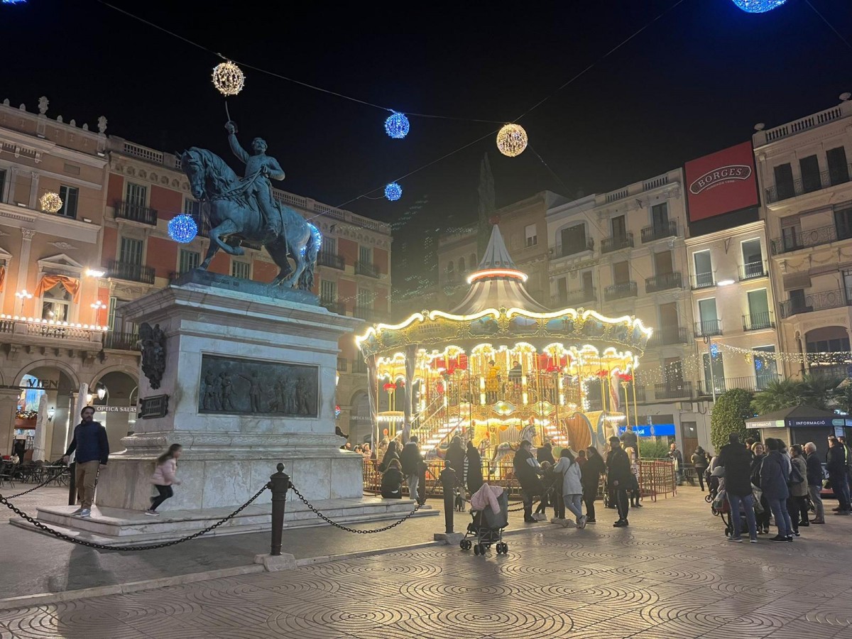Una vista de la plaça de Prim, guarnida per Nadal 