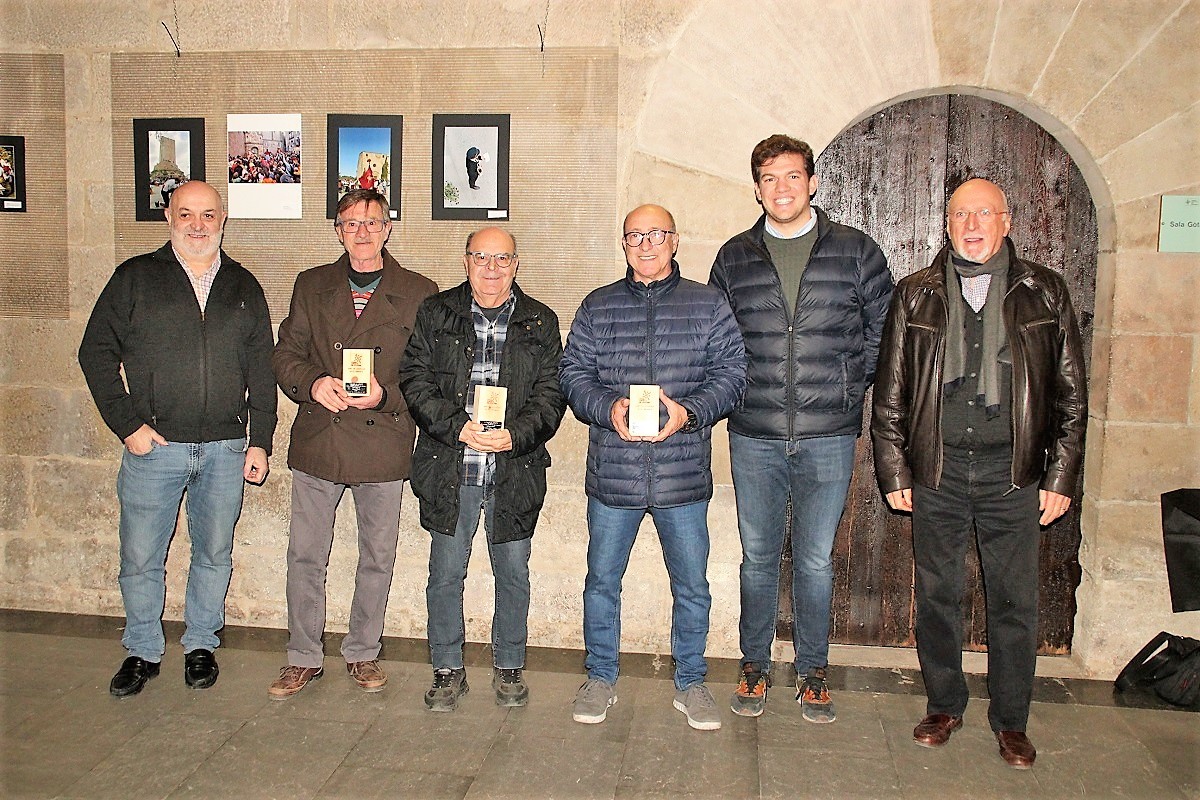 Foto de grup dels guanyadors del concurs amb el jurat