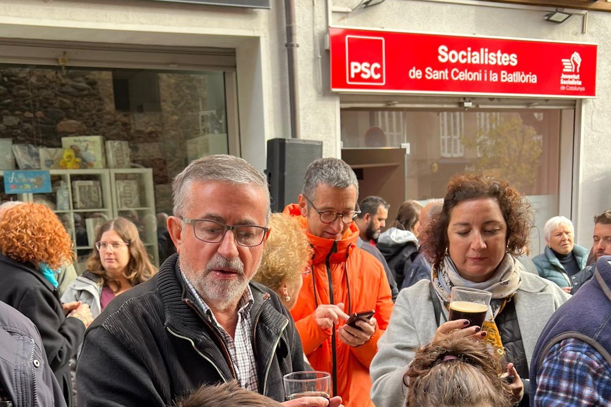 Joan Castaño, en primer pla durant l'estrena del nou local electoiral del PSC Sant Celoni i la Batllòria