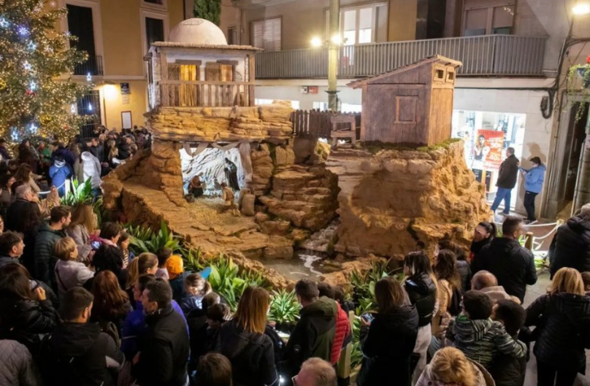 El pessebre del Raval de Montserrat es va inaugurar dissabte, a la mateixa hora que l'encesa de llums de Nadal