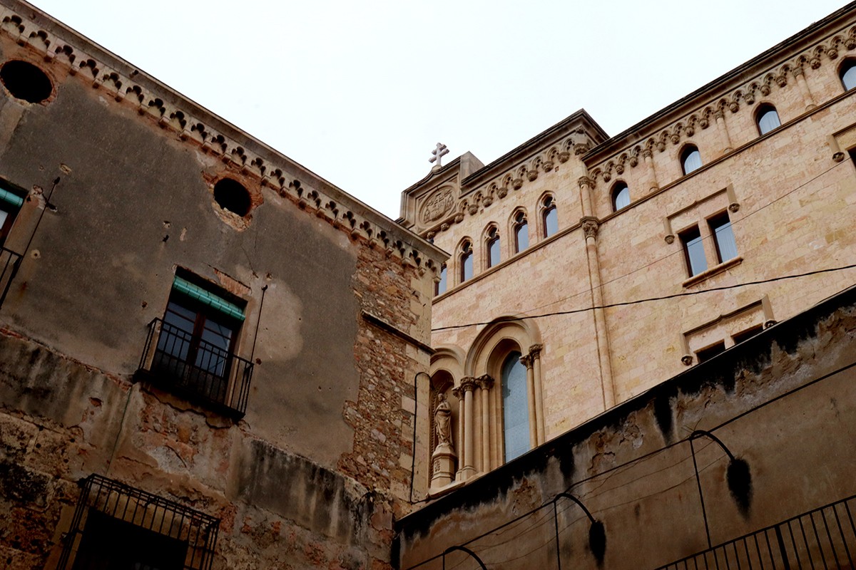 Imatge de la façana de la Catedral de Tarragona feta des de l'interior de la sala axial.