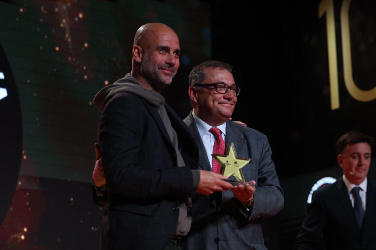 Pep Guardiola recollint el premi al millor entrenador català de l'any