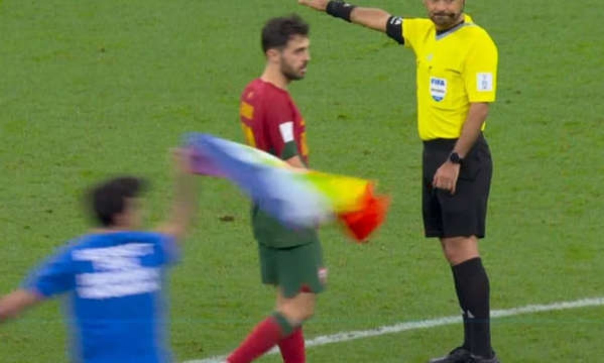 Al minut 51 del Portugal-Uruguai, un aficionat ha saltat al camp amb la bandera LGTBIQ+ 