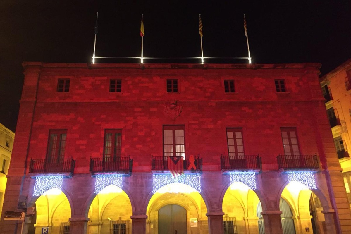 L'Ajuntament de Manresa il·luminat de color vermell