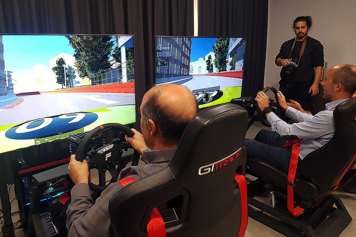 Jordi Solernou i Marc Aloy als volants dels seus respectius vehicles virtuals
