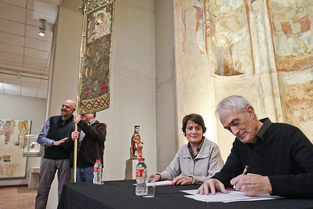 Oriol Picas, director del MEV, i Sara Duch, de l'Orfeó Vigatà, en el moment de signatura de l'acord.