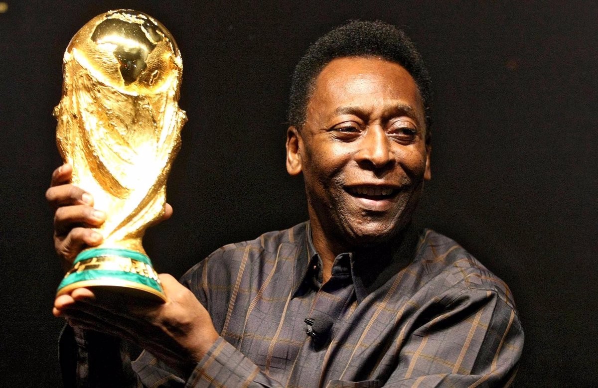 Pelé, en una imatge d'arxiu amb la Copa del Món