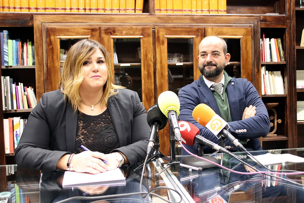L'alcaldessa de les Masies de Voltregà, Verònica Ruiz, i el diputat d'Acció Climàtica, Xesco Gomar, durant la presentació del projecte