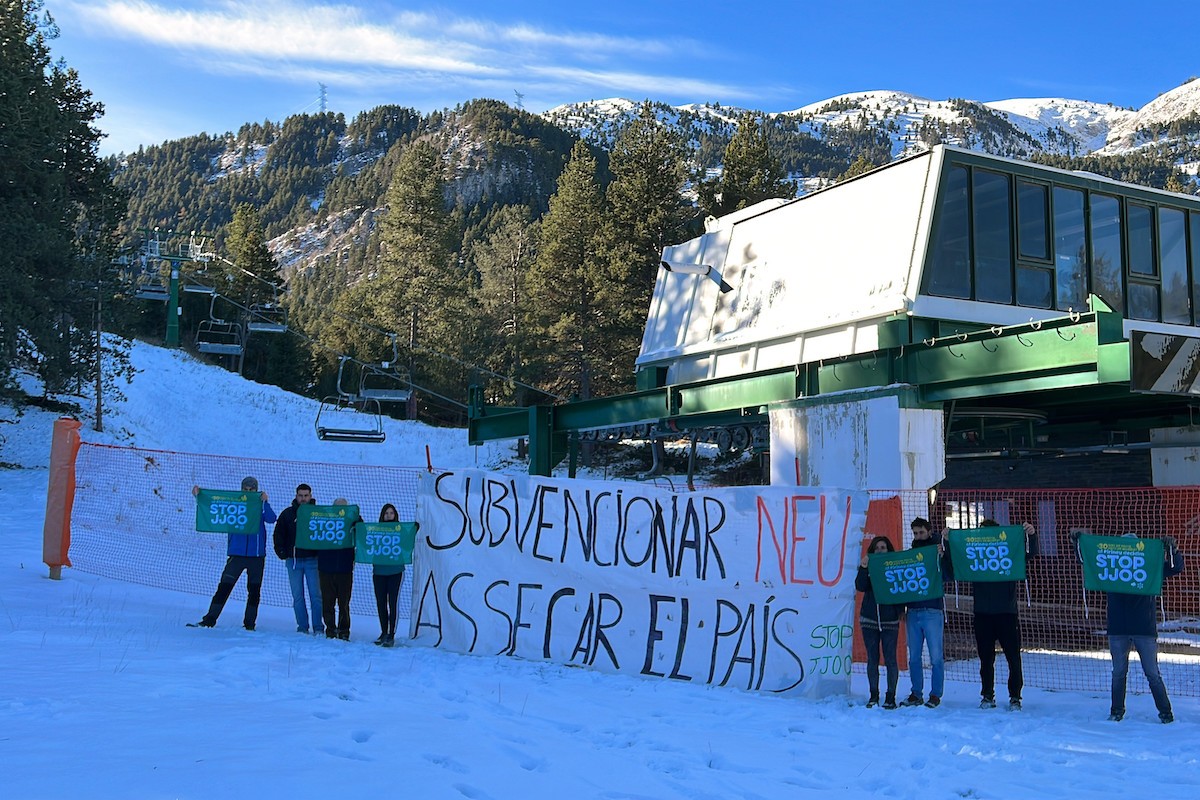 Membres de la plataforma desplegant una pancarta a La Molina