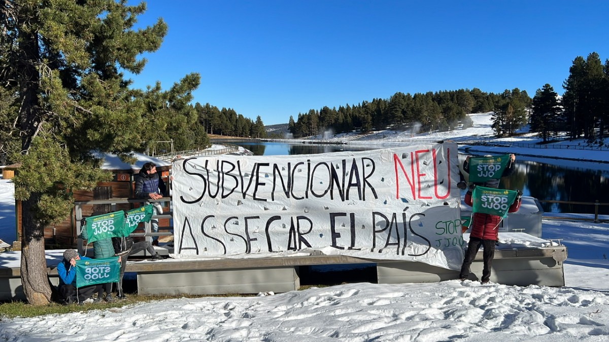 Membres de la plataforma desplegant una pancarta a La Molina