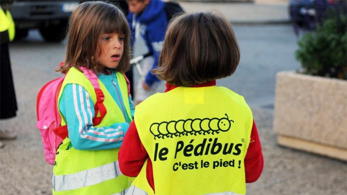 Dos xiquetes usuàries del pedibús a França, una pràctica molt estesa per acompanyar als xiquets i xiquetes a col·legi 
