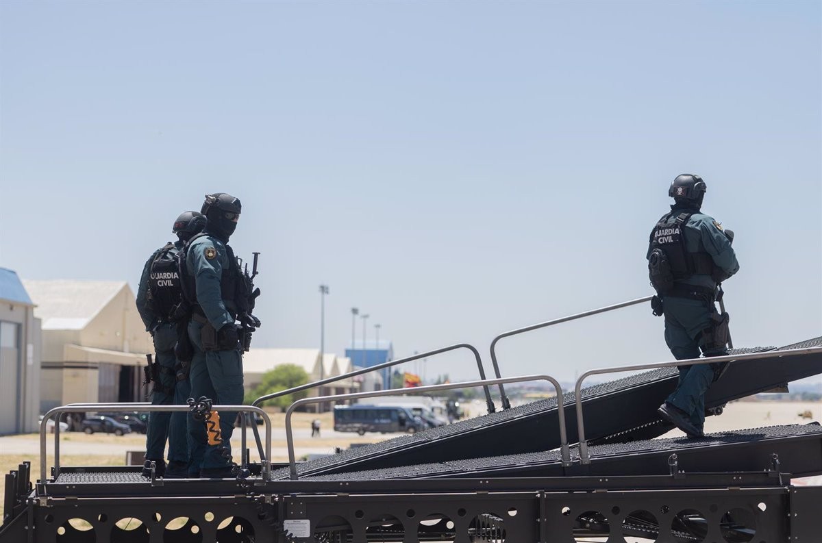 Agents de la policia espanyola a la base de Torrejón de Ardoz