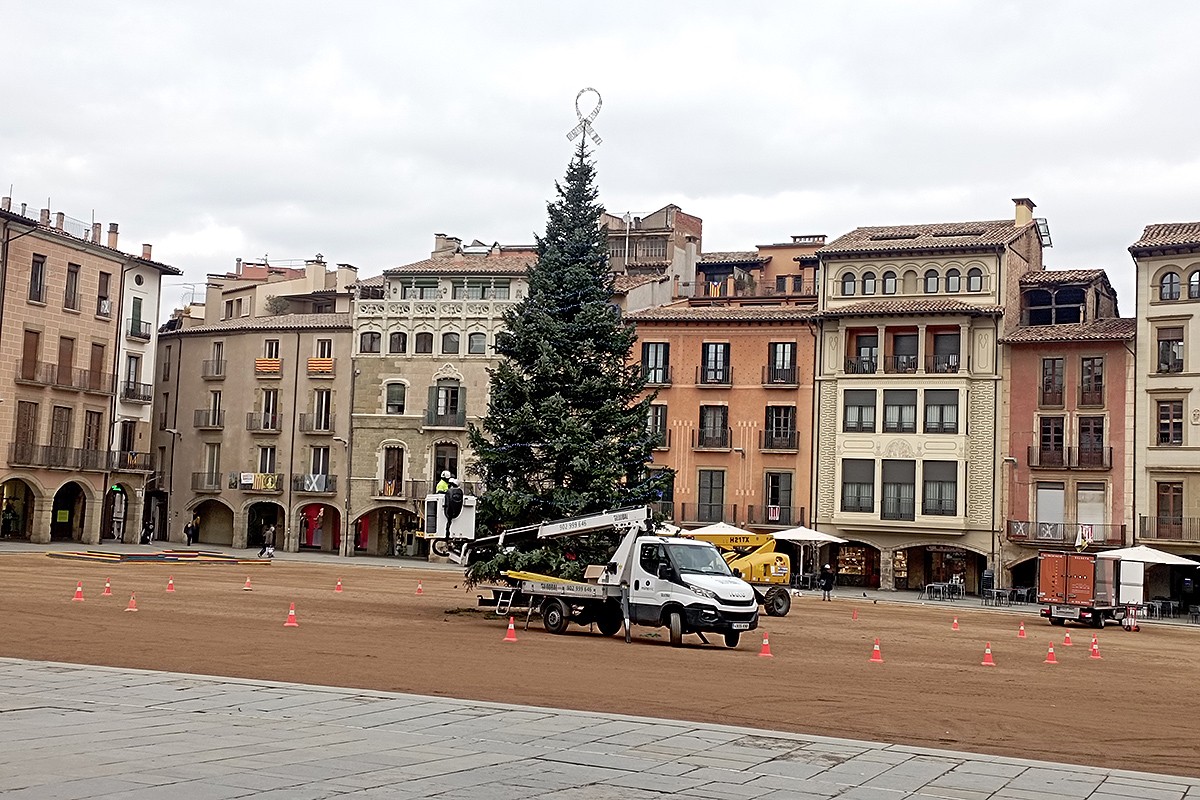 Operaris col·locant les llums a l'arbre de Nadal de la plaça Major de Vic