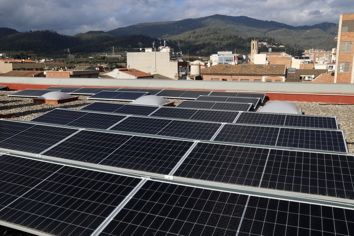 Plaques fotovoltaiques al terrat de la biblioteca de Caldes de Montbui