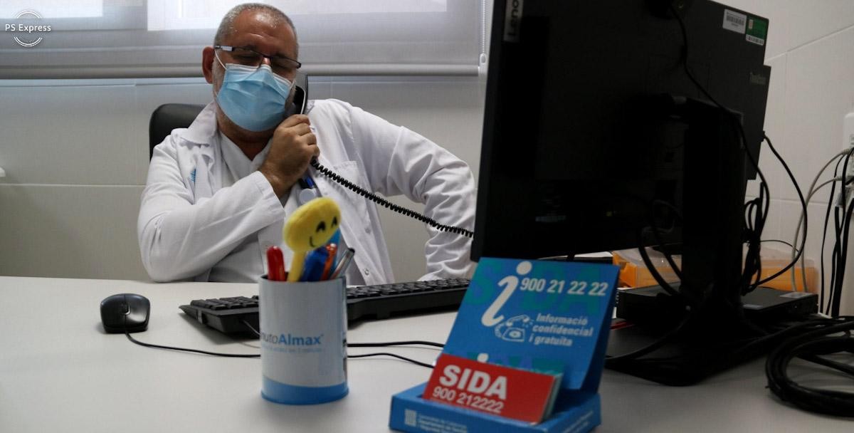 El doctor Amat Ortí atén per telèfon un pacient en la consulta de malalties infeccioses de l'HTVC  