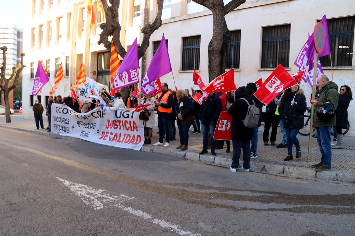 Manifestants i representants sindicals en la protesta feta davant de l'Audiència de Tarragona per exigir que es negociïn les condicions laborals dels treballadors de l'administració de justícia.