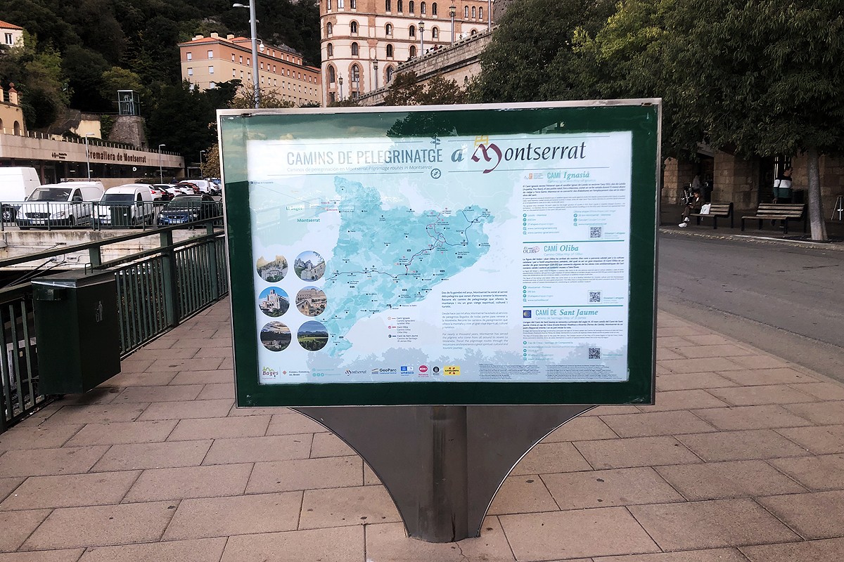 Senyal sobre el Cami Oliba, Camí Ignasià i Camí de Sant Jaume a Montserrat