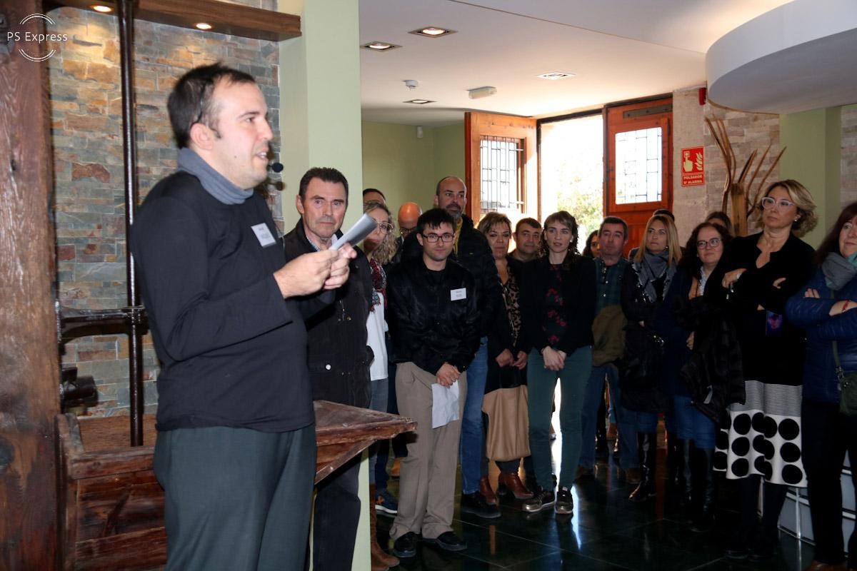 El guia Miquel Àvila rep els primers visitants a la Casa de l'Oli que gestiona la Fundació Mercè Pla  