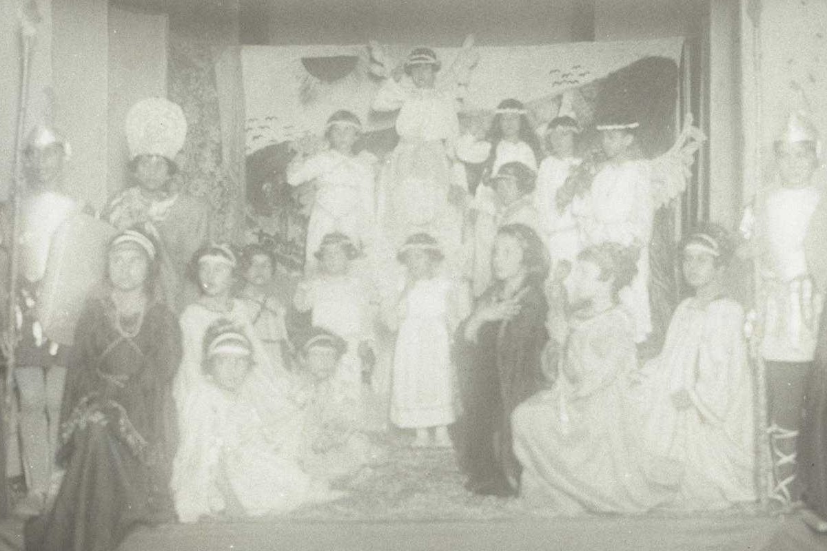Fotografia d'un grup de nens que representen una obra teatral de Nadal, el 1910