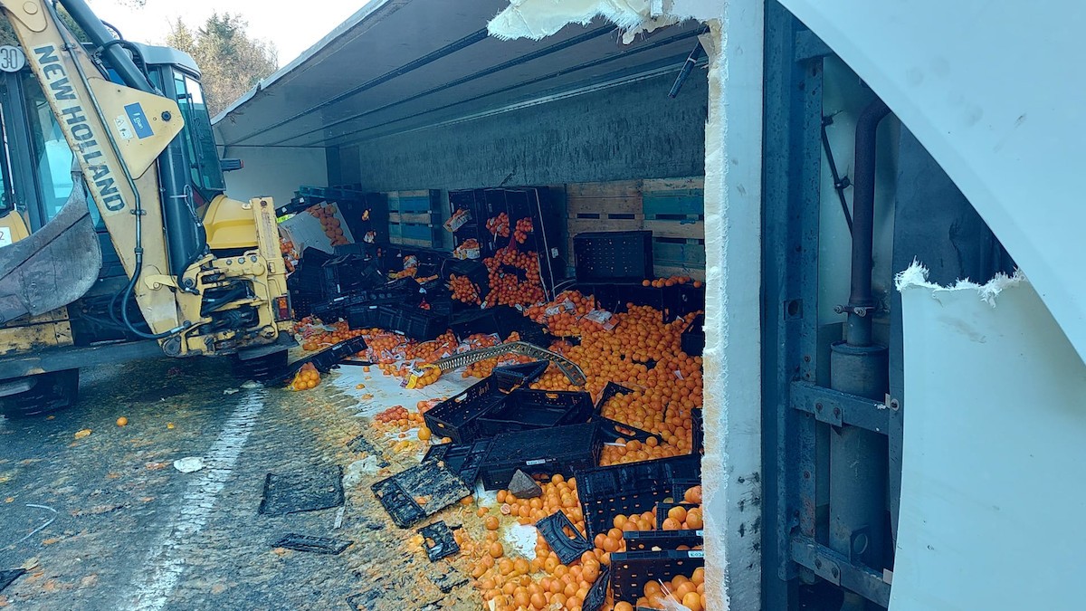 El camió averiat transportava taronges i mandarines.