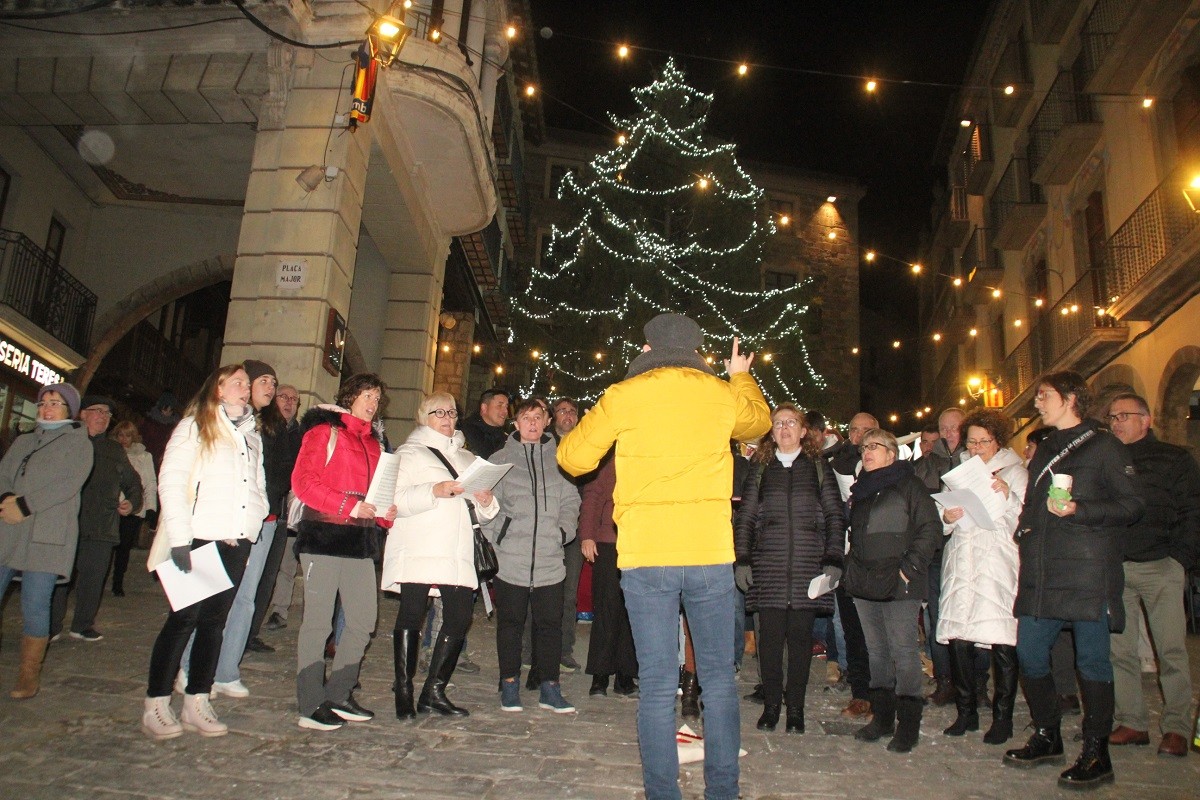 Un moment de la cantada de Nadales a la Plaça Major