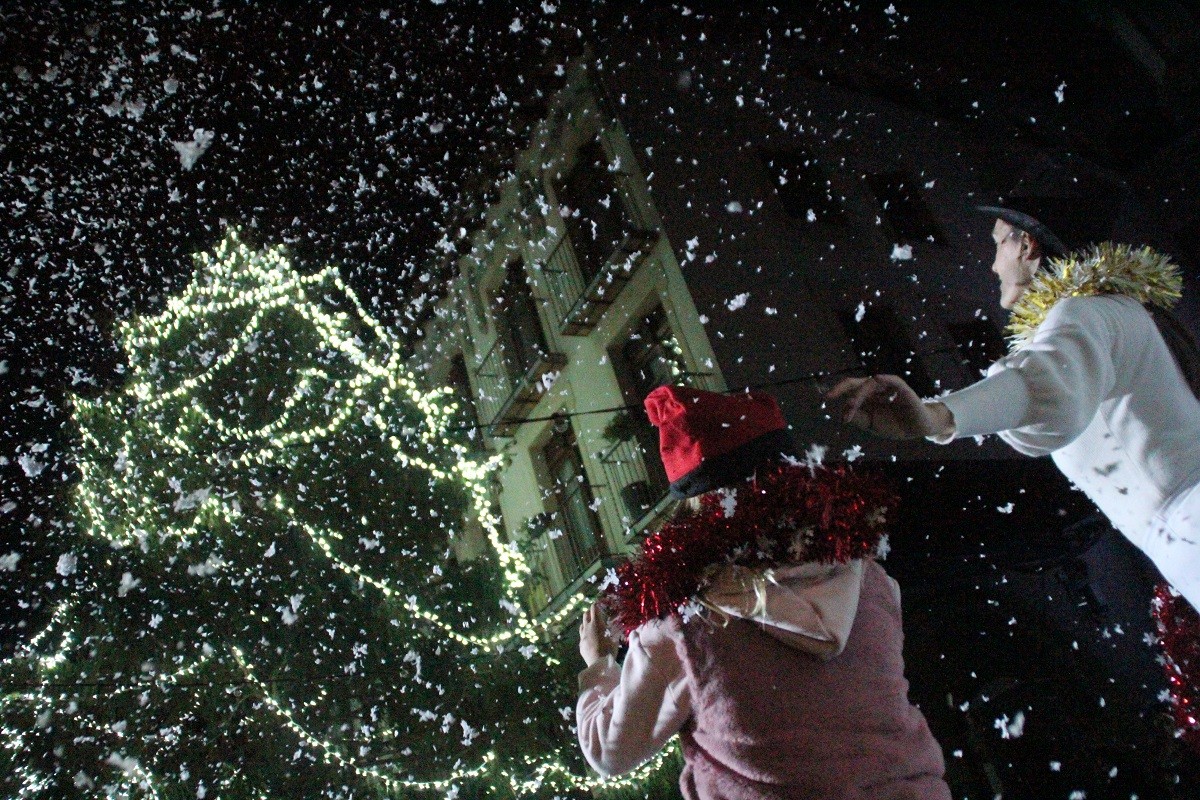 Amb un espectacle de música i ball s'ha encès l'arbre de Nadal i tota la il·luminació nadalenca de Solsona