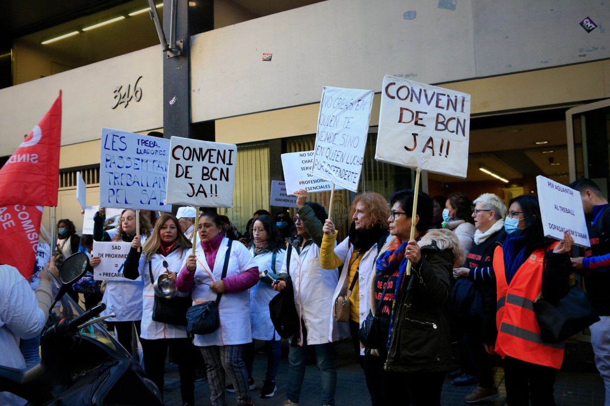 Treballadores del servei d'atenció domiciliària de Barcelona, en protesta