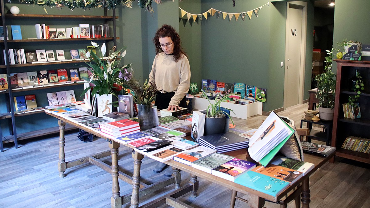 Meri Pineda ha obert la llibreria Vuk al centre de Torelló.