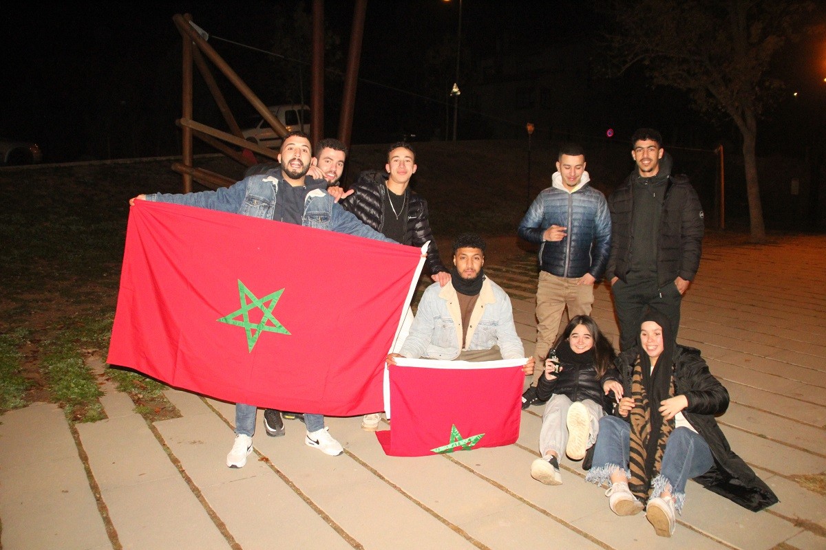 Un grup de joves marroquins celebrant el pas a vuitens, a la zona de la Sala Polivalent