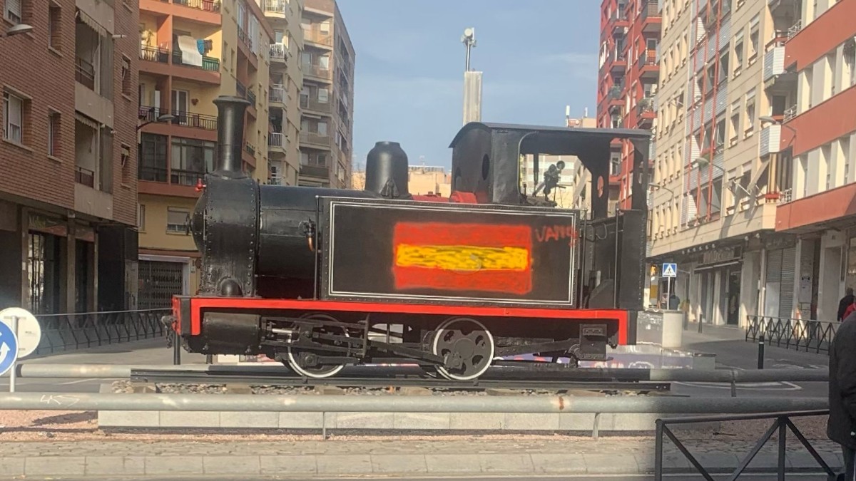 La locomotora del Carrilet ha aparegut amb una pintada