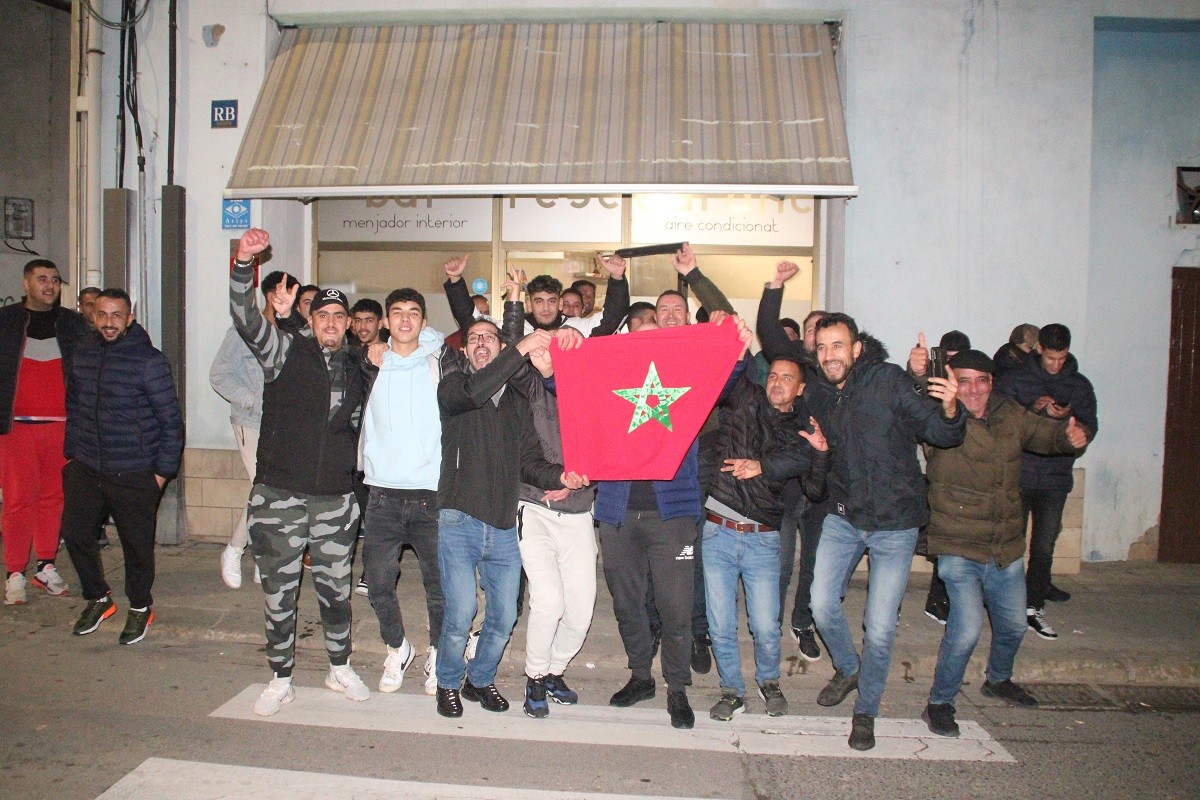 Un grup d'aficcionats marroquins a la porta del bar des d'on han seguit el partit
