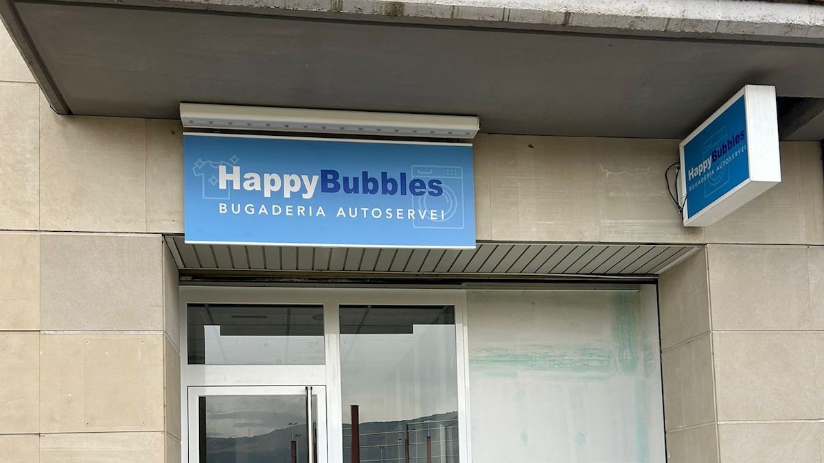 Últims detalls per a l'obertura de Happy Bubbles, la nova bugaderia autoservei de Tremp