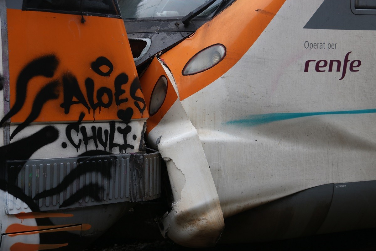 Imatge del xoc entre els dos trens de Rodalies a l'estació de Montcada i Reixac Manresa