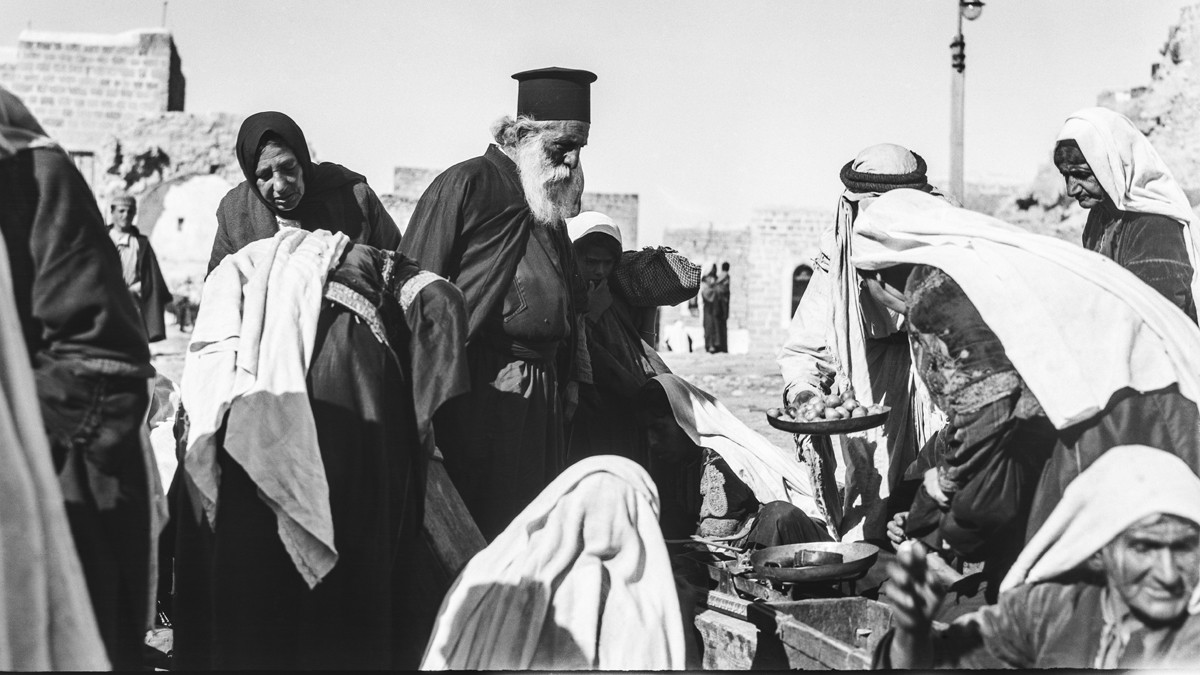 Sacerdot catòlic comprant el mercat de Betlem