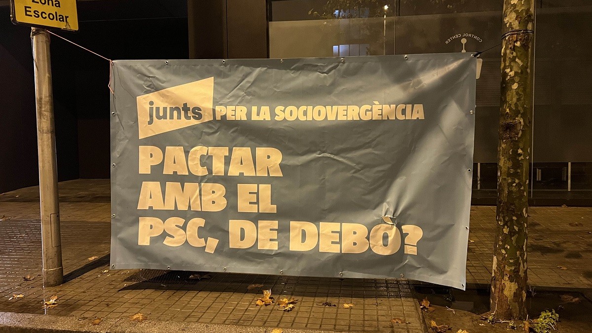 Un dels cartells contra Junts que s'han penjat a Barcelona