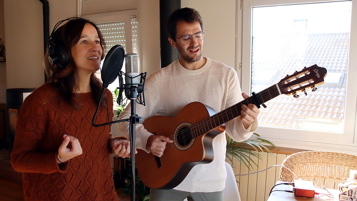 Mariona Castells i Guillem Roma durant el procés de creació d'una cançó personalitzada.