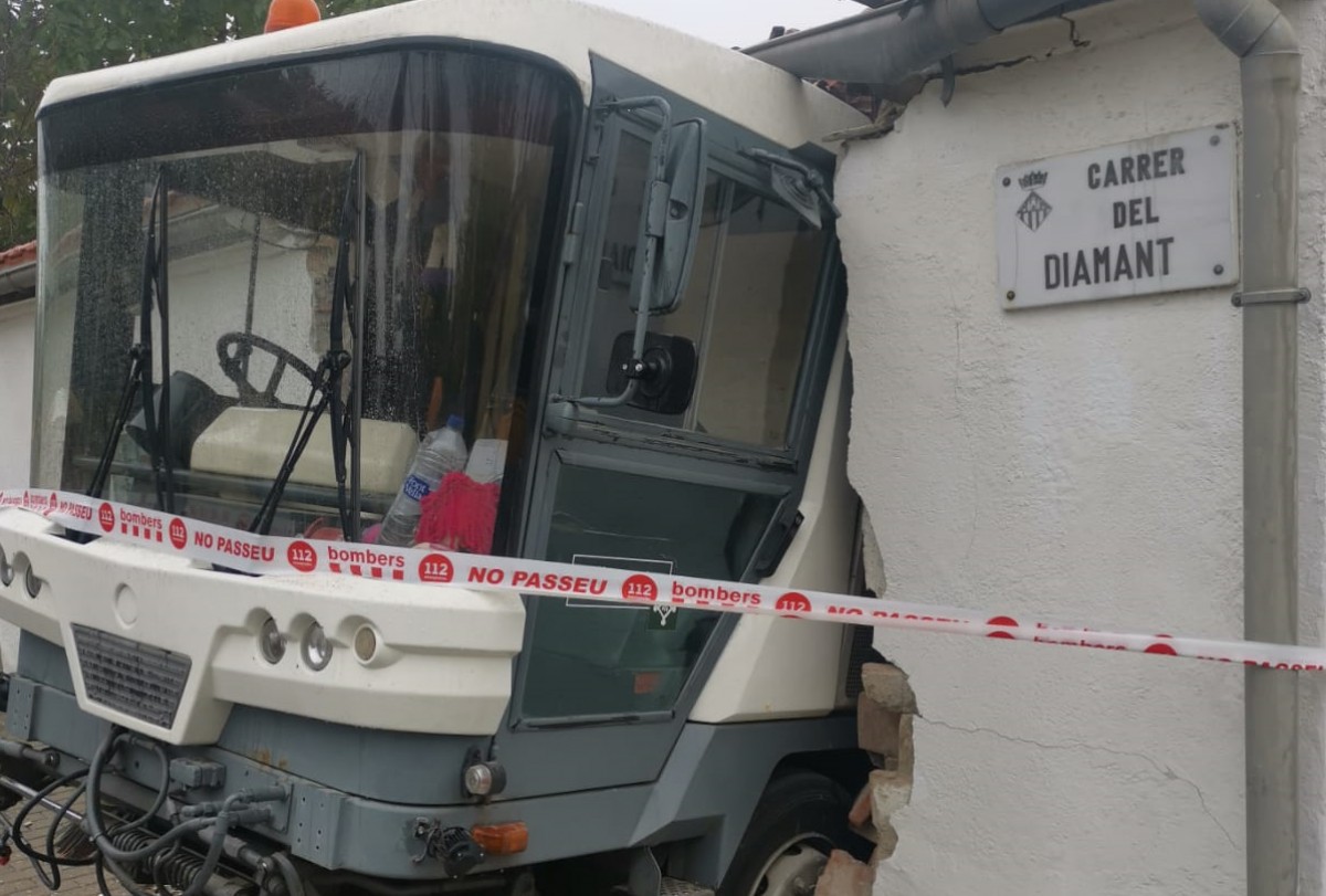 Imatge del vehicle de neteja encastat contra l'habitatge del carrer Diamant