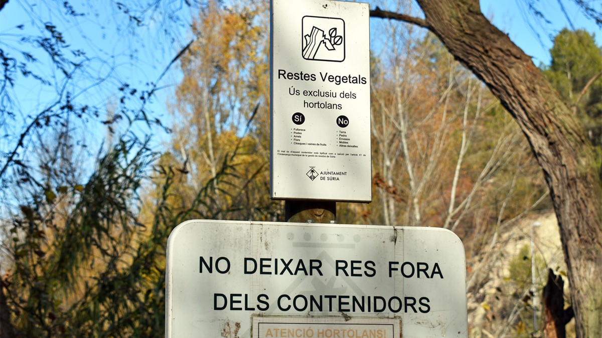 Rètol del contenidor instal·lat en una de les zones d’horta de Súria per a la recollida exclusiva de restes vegetals