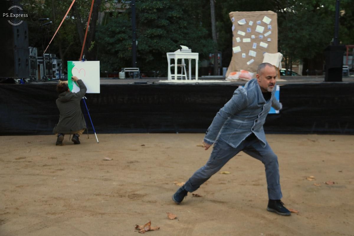 El coreògraf Roberto Oliván i l'il·lustrador Hernan En H, durant una actuació al festival P-ART de Tortosa  