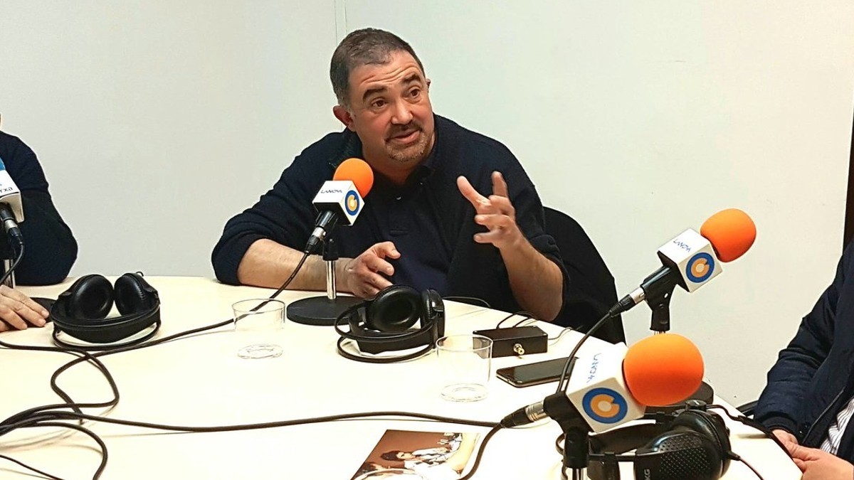Valentín Rodríguez en una tertúlia als estudis de LANOVA Ràdio