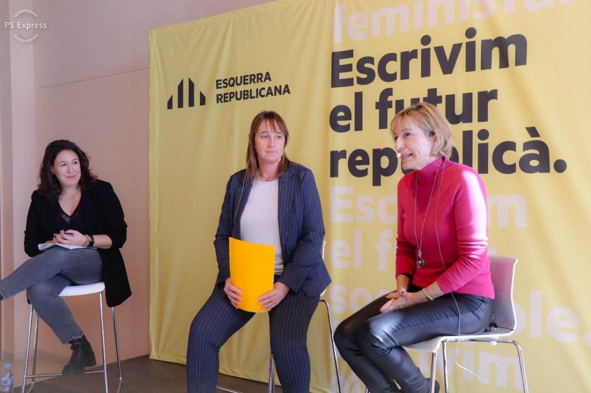 La candidata a alcaldessa de Móra d'Ebre Marta Montagut acompanyada de Carme Forcadell i Norma Pujol 